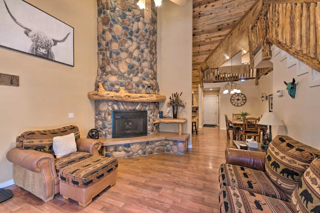 Spacious Pinetop Country Club Cabin with Deck!